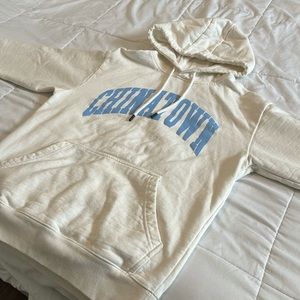 WHITE CHINATOWN MARKET HOODIE BLUE TEXT